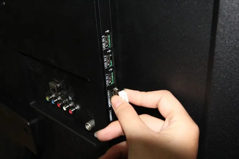 cổng kết nối ở mặt sau trên tivi LG