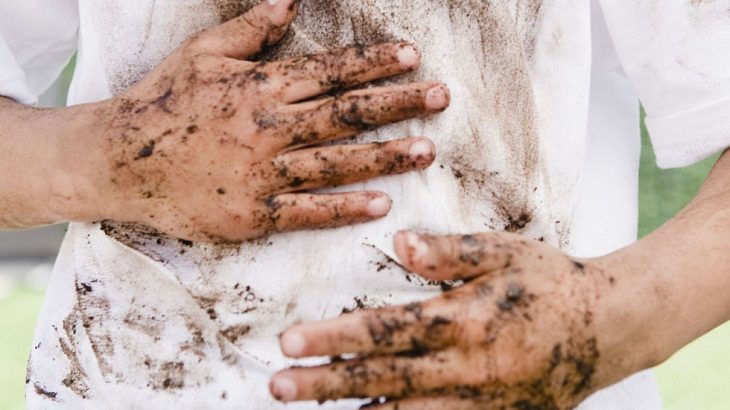 1. Sử dụng một lát khoai tây để xử lý các vết bùn đất