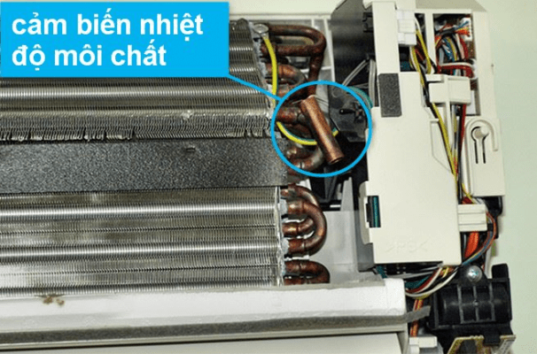 Cảm biến nhiệt độ môi chất có đầu đồng trên dàn lạnh midea