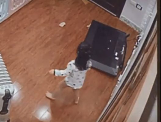 trẻ nghịch ngợm làm rơi tivi ffalcon