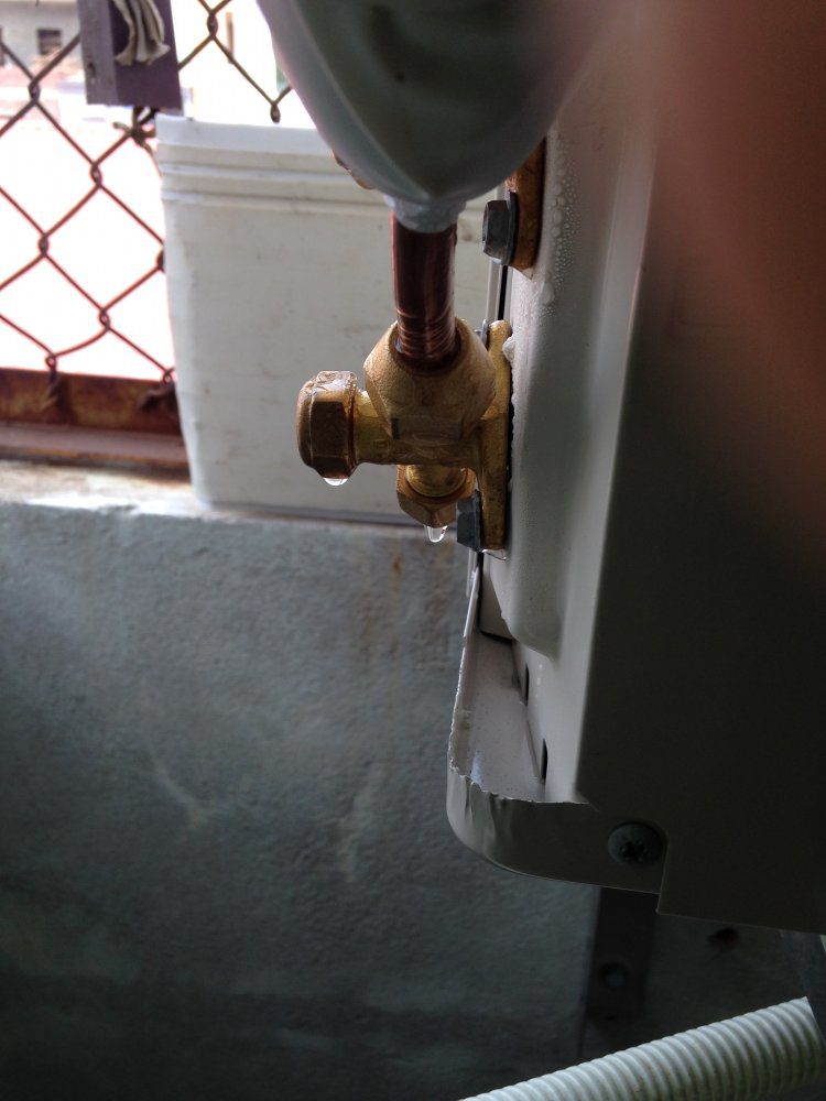 Kiểm tra ống đồng dàn nóng xem điều hòa hết hoặc thiếu gas không