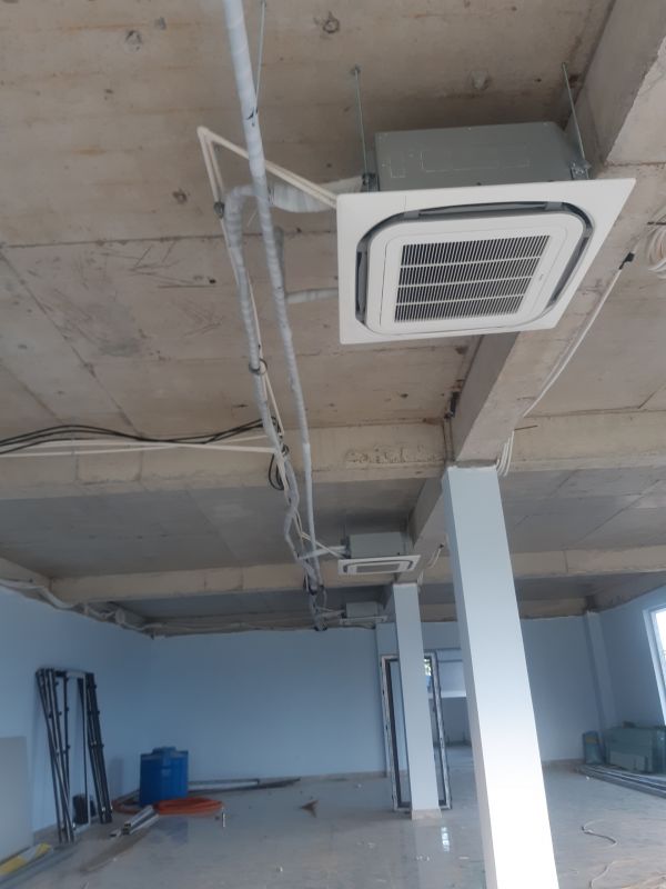 dàn lạnh điều hòa âm trần được lắp trước khi làm trần nhà