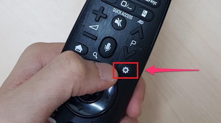 Đầu tiên, bạn hãy nhấn nút Cài đặt trên điều khiển tivi. Đầu tiên, bạn hãy nhấn nút Cài đặt trên điều khiển tivi.