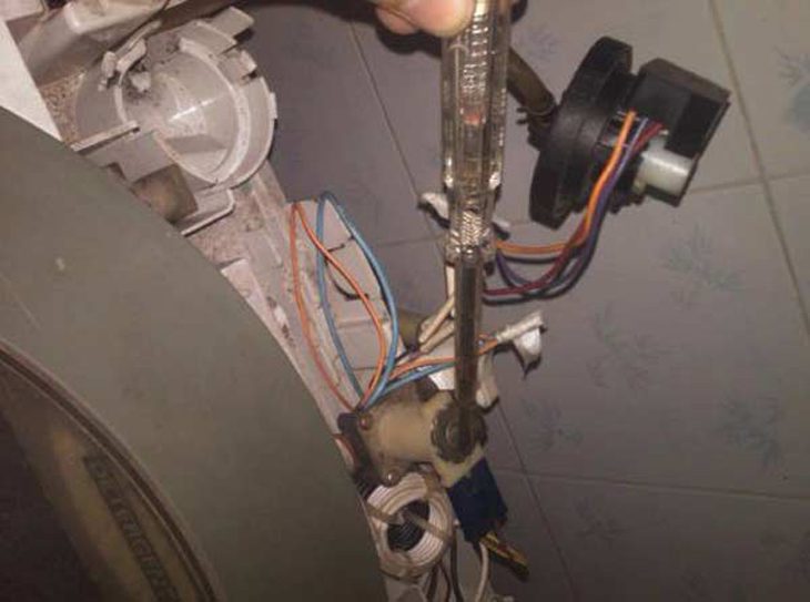 Dây tín hiệu nối từ board mạch đến phao áp suất bị đứt - nguyên nhân gây lỗi PE máy giặt LG