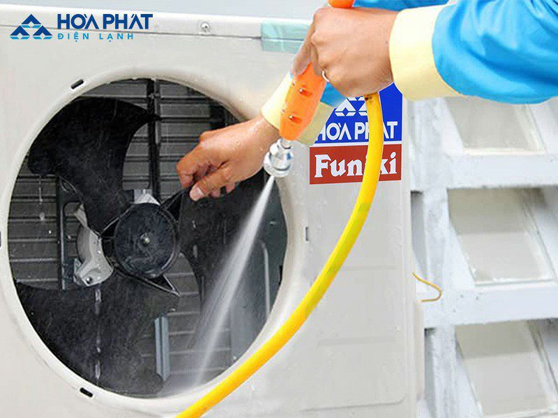 dùng bơm cao áp để xịt rửa dàn nóng điều hòa âm trần cho nhanh