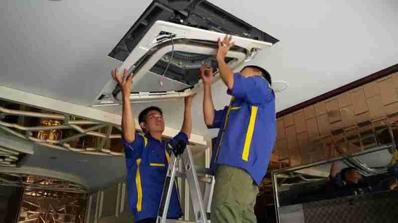 Vệ sinh máy lạnh âm trần không phải việc đơn giản