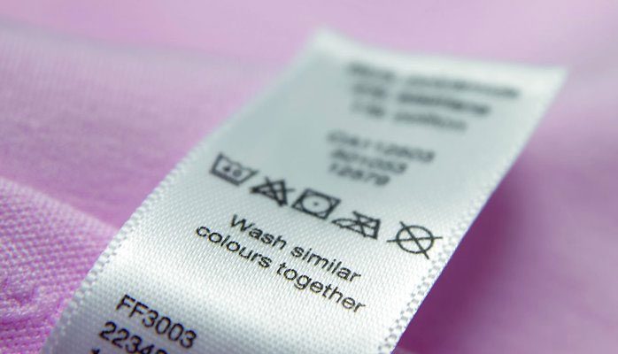 kiểm tra chất liệu và chỉ dẫn giặt trên tem mác của chăn