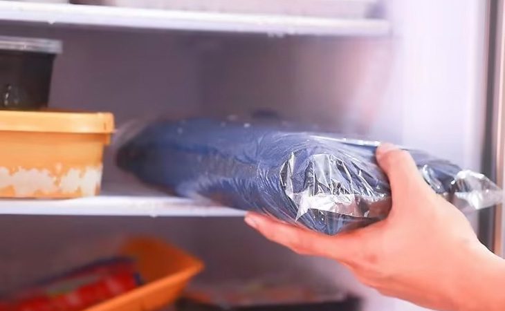 Cho quần áo vào tủ lạnh