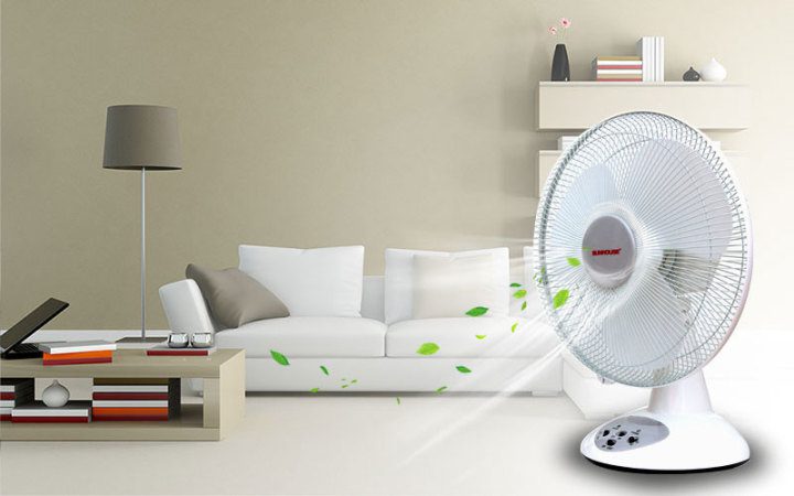 Phơi quần áo trước quạt