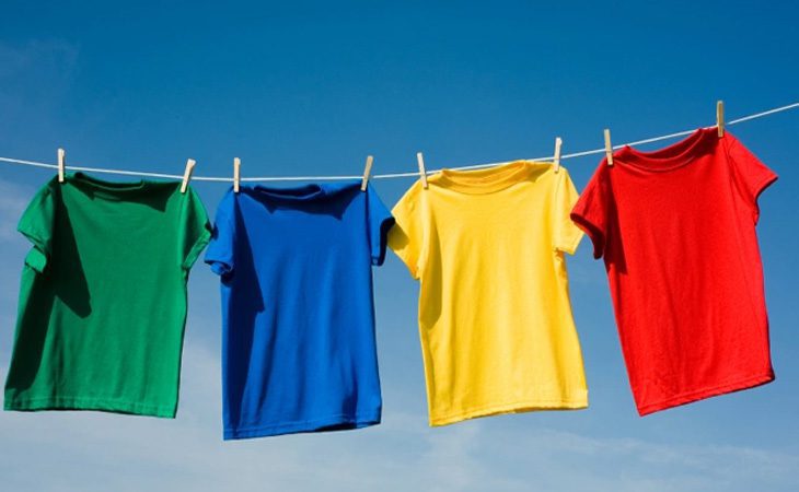 Bạn vẫn phơi quần áo theo cách truyền thống nhưng thay vì sử dụng móc phơi, bạn nên dùng kẹp quần áo