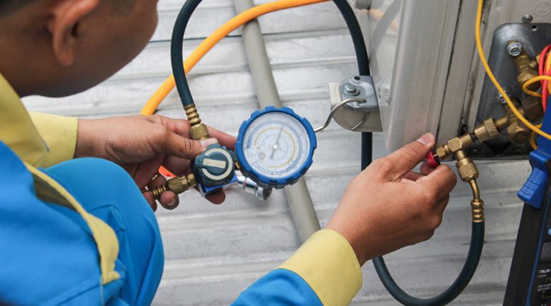 Bơm gas để khắc phục máy lạnh Samsung không lạnh