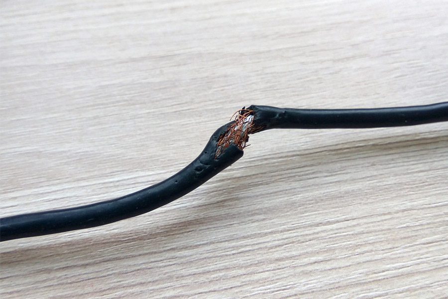 dây nguồn đứt khiến máy giặt LG không thể lên nguồn