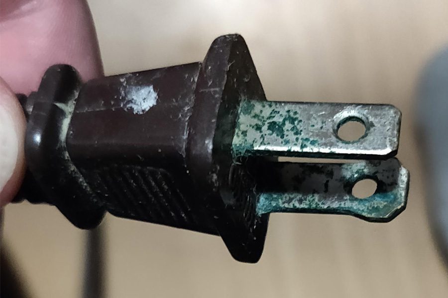 giắc cắm bị gỉ sét khiến máy giặt LG không thể lên nguồn