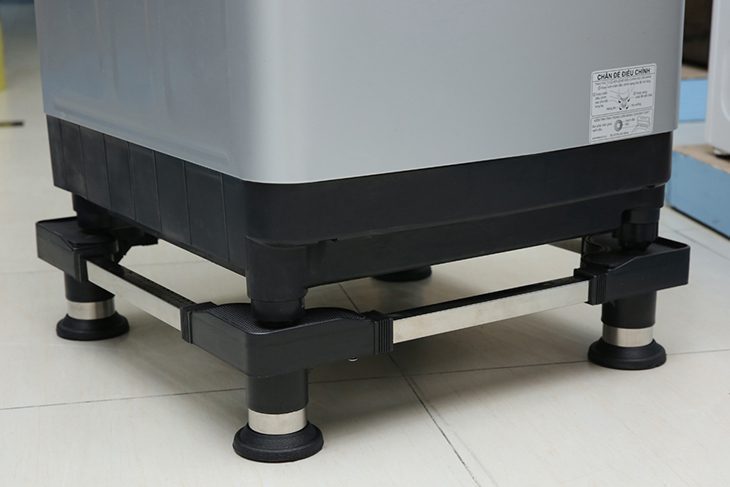 Kê máy giặt cân bằng và đặt ở nơi khô thoáng Kê máy giặt cân bằng và đặt ở nơi khô thoáng