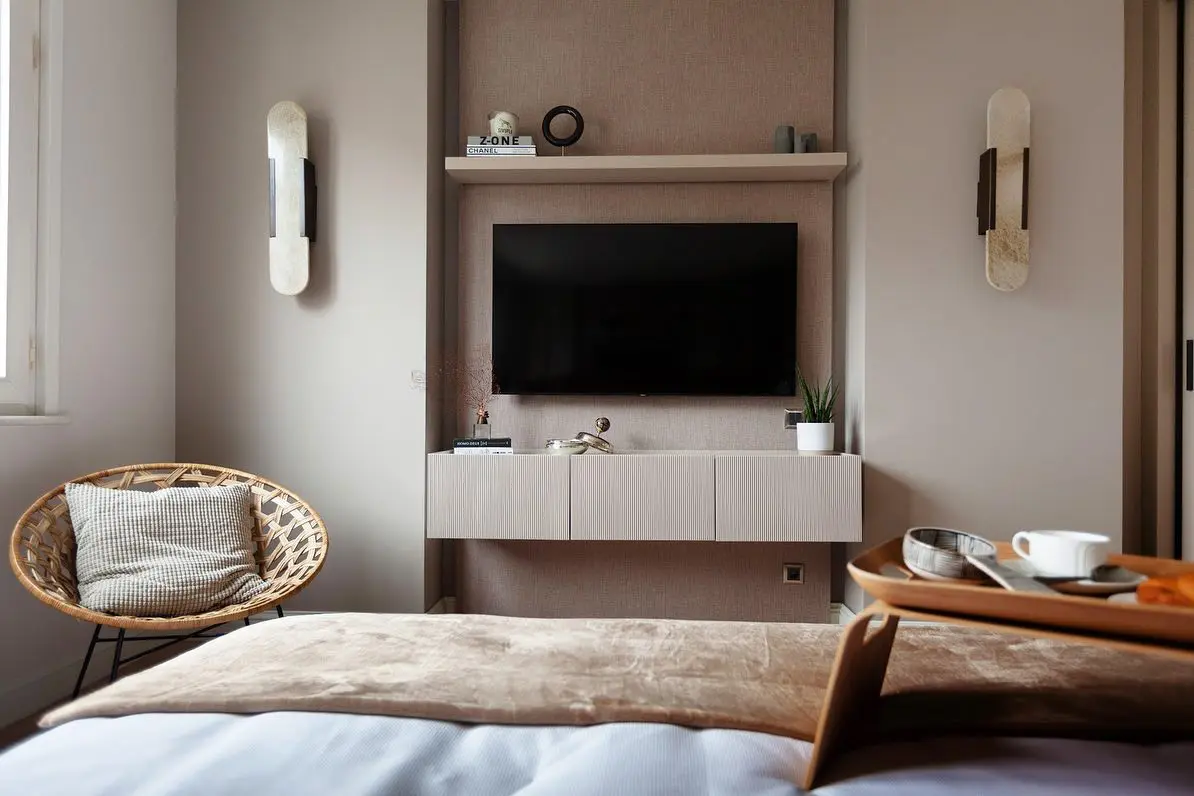 Có nên để tivi trong phòng ngủ - lợi ích và tác hại ra sao?