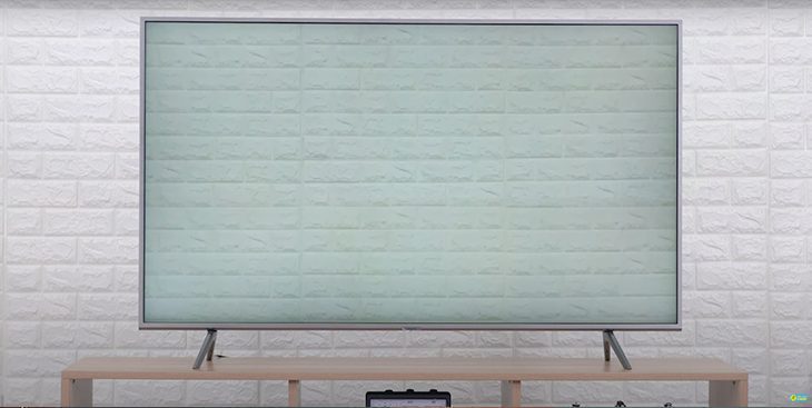 điện thoại sẽ gửi tín hiệu về tivi, rồi tự động quét và phân tích để cho ra hình ảnh tương thích với bức tường