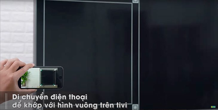 Căn chỉnh điện thoại sao cho khung hình khớp với 4 góc hình vuông trên tivi