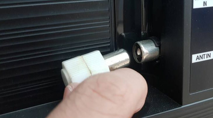 Kết nối ăng-ten và tivi Cách kết nối ăng-ten với tivi để tiến hành dò kênh DVB-T2