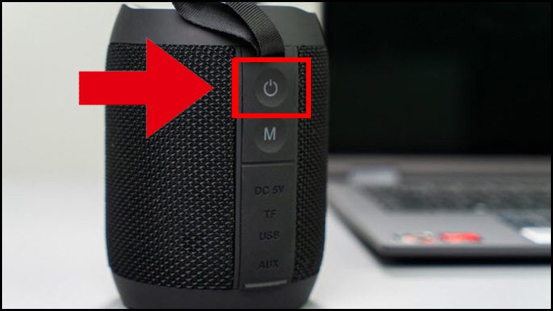 Nhấn giữ nút nguồn trên loa Bluetooth Nhấn giữ nút nguồn trên loa Bluetooth