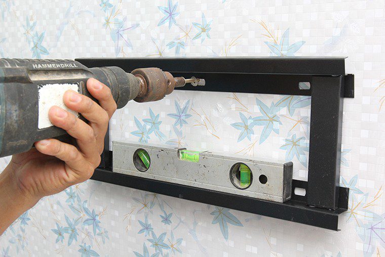 Khoan ốc, bắt tắc kê để cố định giá treo. Khoan ốc, bắt tắc kê để cố định giá treo.