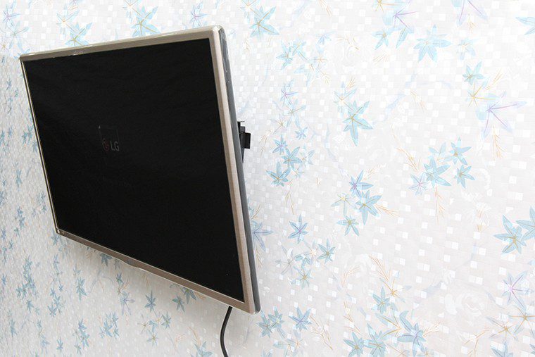 Hoàn thành việc treo tường tivi bằng giá treo nghiêng. Hoàn thành việc treo tường tivi bằng giá treo nghiêng.