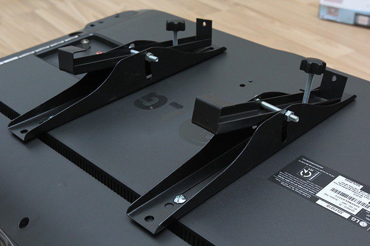 Lắp đặt giá đỡ và ốc điều chỉnh độ nghiêng của tivi. Lắp đặt giá đỡ và ốc điều chỉnh độ nghiêng của tivi.