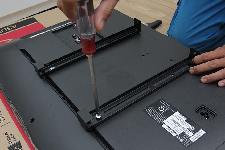 Lắp đặt 2 thanh giá đỡ Lắp đặt 2 thanh giá đỡ