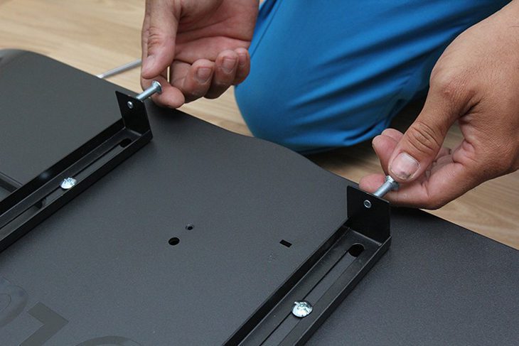 Hoàn tất việc lắp giá đỡ tivi Hoàn tất việc lắp giá đỡ tivi