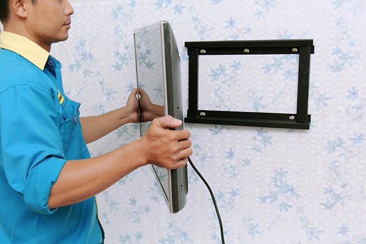 Đặt giá đỡ tivi lên khung treo Đặt giá đỡ tivi lên khung treo