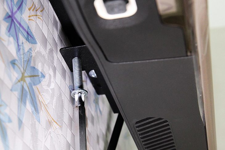 Siết chặt ốc khóa giá treo Siết chặt ốc khóa giá treo