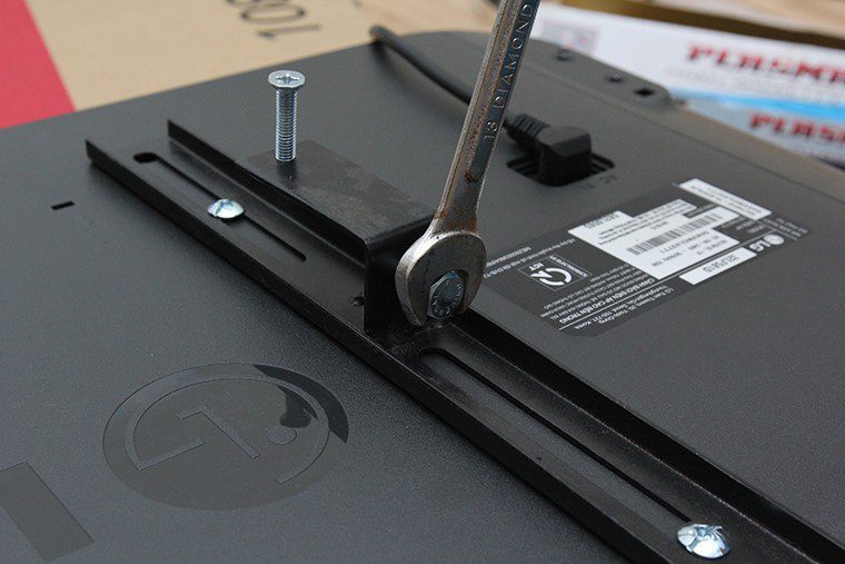 Lắp móc treo và ốc khóa giá treo