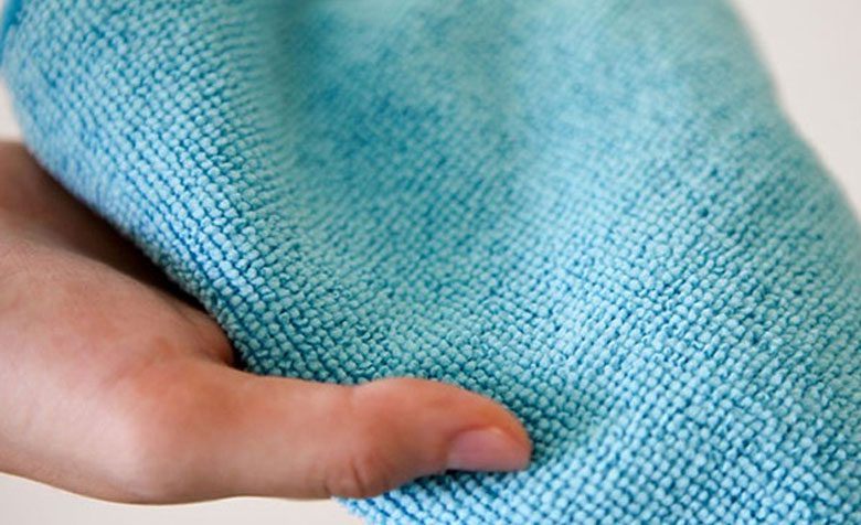 chọn khăn mềm để lau màn hình tivi