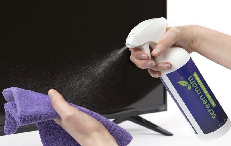 xịt dung dịch lau màn hình lên khăn lau