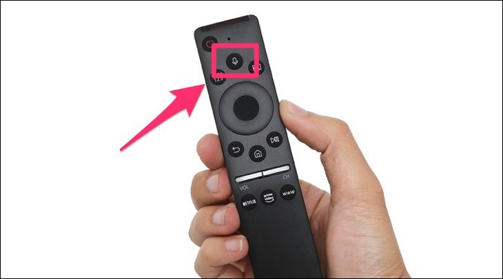 Sau đó để sử dụng Google Assistant trên tivi Samsung, bạn nhấn giữ nút micro và nói câu thoại