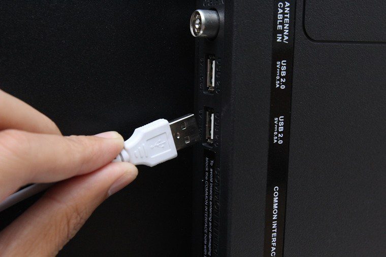 cắm đầu usb trên chuột và bàn phím có dây vào cổng usb trên tivi