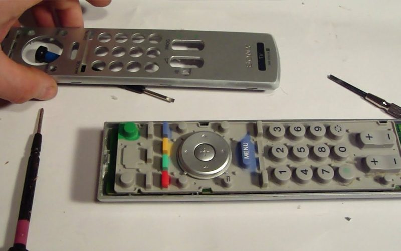 tháo núm cao su trên điều khiển để vệ sinh