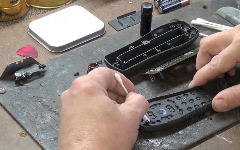 lau sạch bảng mạch của điều khiển bị lỗi liệt phím