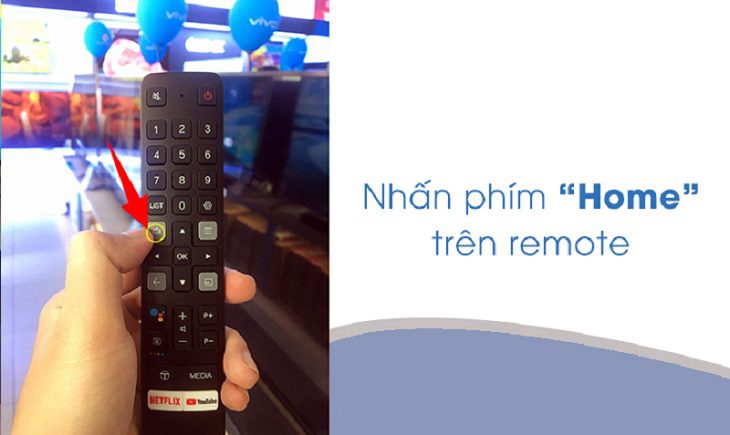 Đầu tiên, bạn nhấn nút Home (biểu tượng Ngôi nhà) để vào trang chủ tivi. Tivi TCL không vào được Youtube do hệ điều hành đã cũ