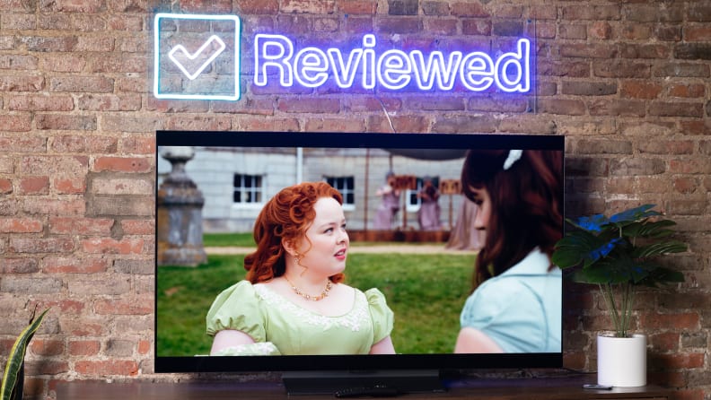 TV OLED LG C2 hiển thị nội dung 4K/HDR trong khung cảnh phòng khách