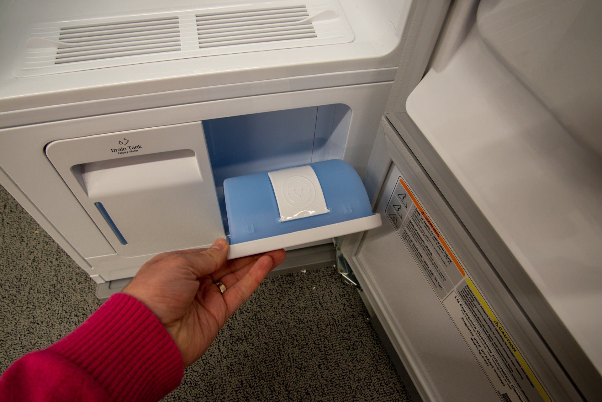 ngăn chứa nước của LG Styler