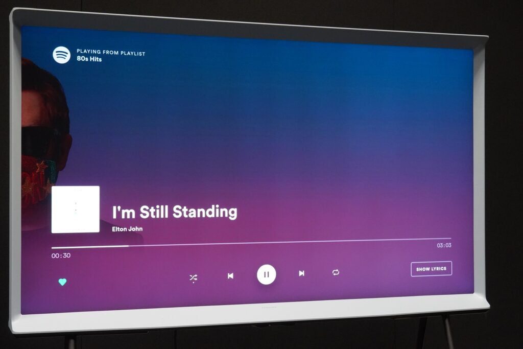 Samsung The Serif Vẫn đứng vững elton John