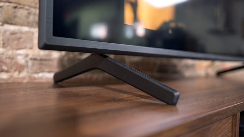 Cận cảnh bàn chân góc cạnh, rộng rãi của Sony X80J