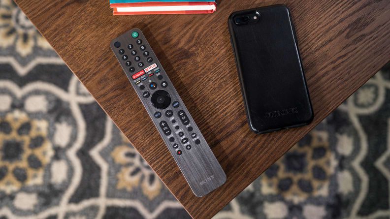 Cận cảnh điều khiển từ xa đi kèm với Sony X80J