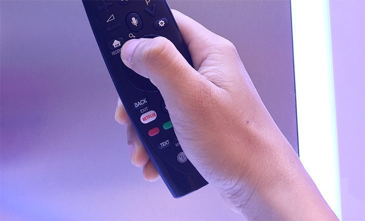Bước 2: Nhấn nút Home di chuyển chuột đến Màn hình chính của TV LG.