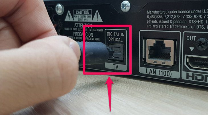 Cắm đầu dây còn lại vào loa Cắm đầu dây còn lại vào loa