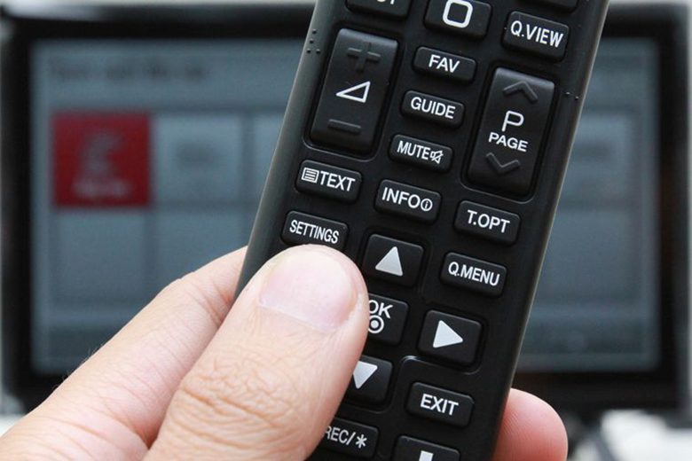 Nhất nút cài đặt (Setting) trên điều khiển tivi 