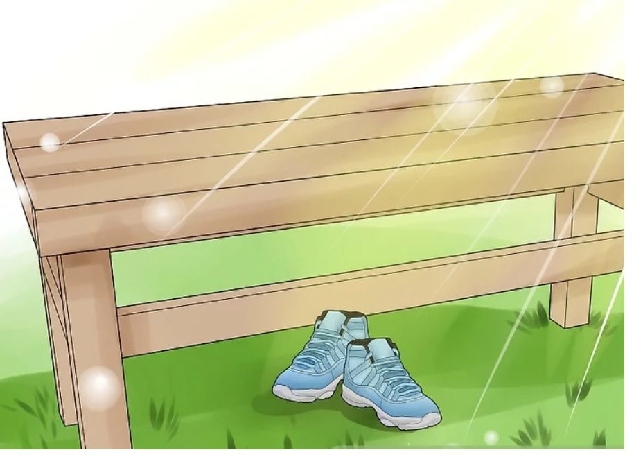 Phơi khô giày tự nhiên dưới ánh nắng mặt trời