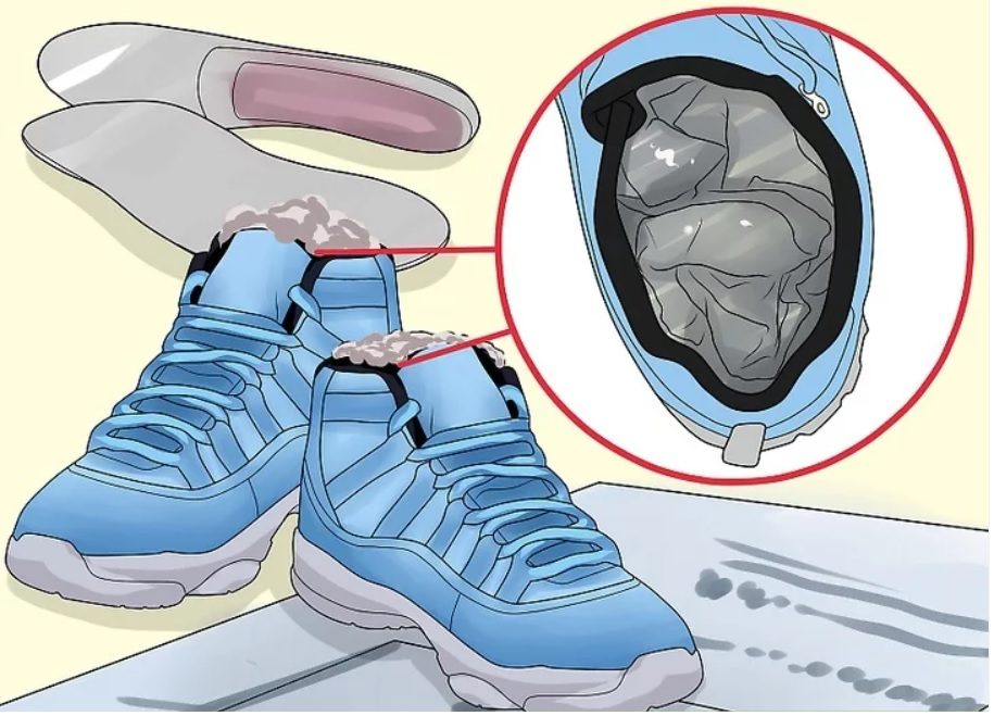 Thấm nước trong giày bằng giấy báo