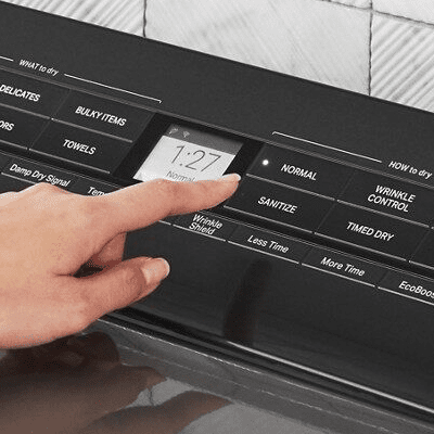 Một người đang chọn cài đặt máy sấy.