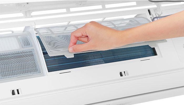 Bật máy điều hòa Nagakawa bằng nút nguồn trên dàn lạnh